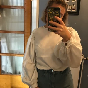 Blus - Vit, söt puffiärmad blus från NA-KD 