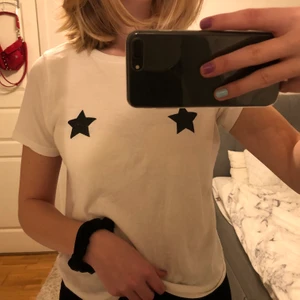 T-shirt - Cool t-shirt ifrån Ginatricot. Storlek xs men passar mig som vanligtvis är s-m. Finns dock två små hål på ryggen men dem syns knappt.