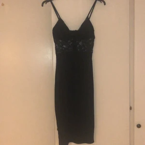Klänning  - Finaste klänningen någonsin!!! Säljer den då jag aldrig använder den.. har endast använt den en gång på en fest. Den formar sig perfekt på kroppen. 