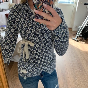 Odd Molly kofta  - Blå/vit Odd Molly kofta med beige rosett. Jättefint skick, storlek 0. Pris kan diskuteras. 