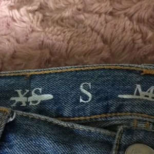 Blå vida Jeans - Nu säljer jag dem här skit snygga och trendiga blåa vida byxor! Köpte dem på bik bok i somras och säljer dem pågrund av att byxorna är lite för korta (jag är 173). Säljer dem för 150 + frakt men priset kan diskuteras privat eller i kommentarsfältet. Så skriv om du är intresserade❤️❤️