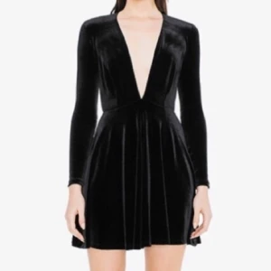 American Apparel Klänning - Klänning med djup v-ringning i svart sammet från American Apparel. Storlek M och i perfekt ny-skick! Skickar mot frakt på 40kr.