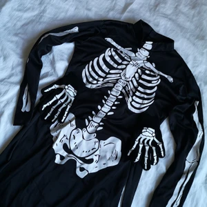 Halloween skelett stl S  - Skelett dräkt. Använd 1 gång och tvättad. Passar stl. 36-38 Finns ett bälte i midjan så man kan få det tajtare i midjan. Hämtas i centrala Borås eller skickas enligt överenskommelse. OBS! Vantarna är sålda! 
