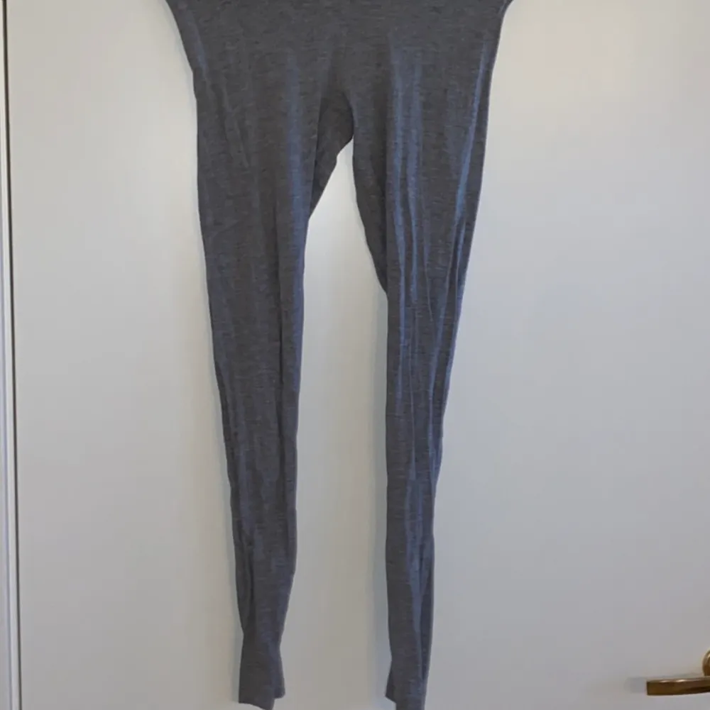 Ett par gråa tights från lager 157 i storlek xs. Litet hål finns men syns knappt ( se bild 3). Jeans & Byxor.
