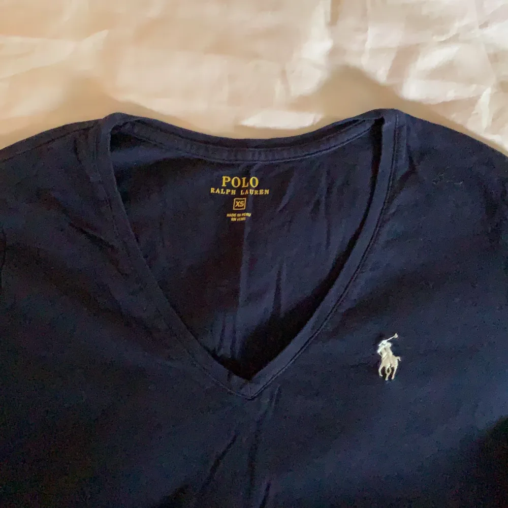 Nästa oanvänd marin blå (navy) Ralph Lauren t-shirt i stolek XS. Säljes på grund av att de tyvärr är fel stolek för mig! I princip nyskick och priset kan disskuteras!. T-shirts.