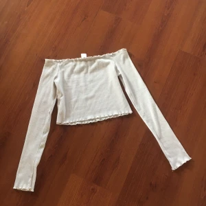 Vit off shoulders magtröja - En vit off shoulders magtröja i storlek xs. Köpte för 100kr har använt några gånger. Kan diskutera om priset. Frakt betalar köparen. Tyvärr är frakten dyr men det är dyrt att köpa paket😩