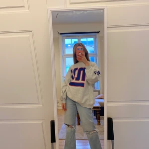 Snygg sweatshirt  - Supersnygg sweatshirt med ny tryck på. Säljs på grund av att den inte används och tröjan har inga skador. 