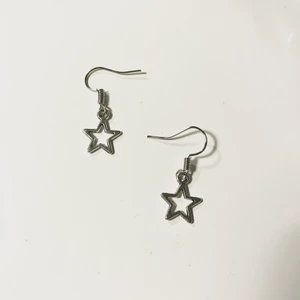 Silverfärgade Stjärnörhängen - Fina och söta örhängen. 30kr plus frakt   🌟