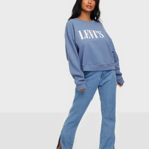 ljusblå vintagetröja - Ljusblå vintage tröja från levis✨ SKITSNYGG men får tyvärr inte användning av den så tänkte sälja den till någon annan! Köpt för 600kr och endast använd 2 gånger💗