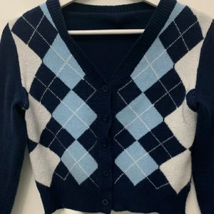 rutig kofta - Stickad rutig kofta! Köpt här på plick. (Lånade bilder) 😊 jättefin o trendig framförallt. Köparen står för frakt, buda i kommentarerna! 