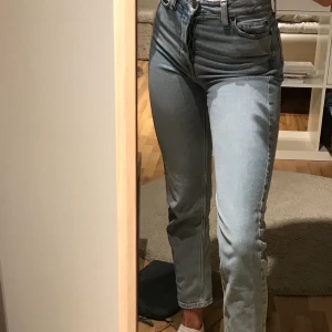 Ljusblåa jeans - High waist ankle straight, fina ljusblåa jeans, för små för mig tyvärr:/