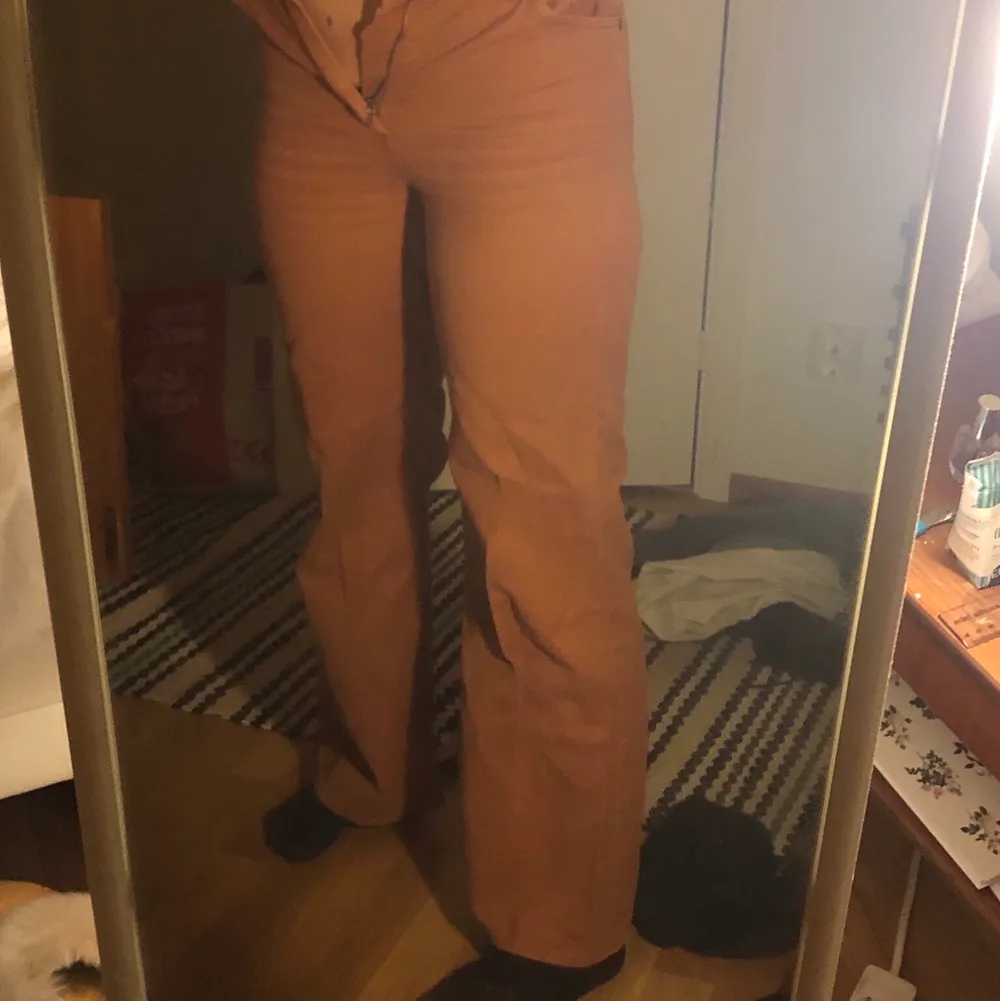 bruna jeans från monki, bra skick, har storlek 27 och kan inte knäppa dem så gissar på att de är runt 25/26!❣️ köparen står för frakt. Jeans & Byxor.