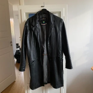 Skinnkappa  - Snygg halvlång kappa i läder/skinn, köpt second här för ca 1 år sedan. Jag är 168cm lång. Kan mötas upp i Fruängen/Älvsjö, annars tillkommer fraktkostnaden.