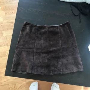  - Fin kjol i mocka. Står ingen storlek men gissar på xs