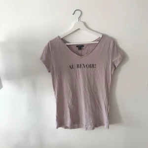  - Snygg T-shirt från new yorker som är använd ytterst få gånger! Står s i den men jag är xs och den funkar hur bra som helst. 