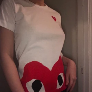  - Oanvänd T-shirt från comme des garcons. 