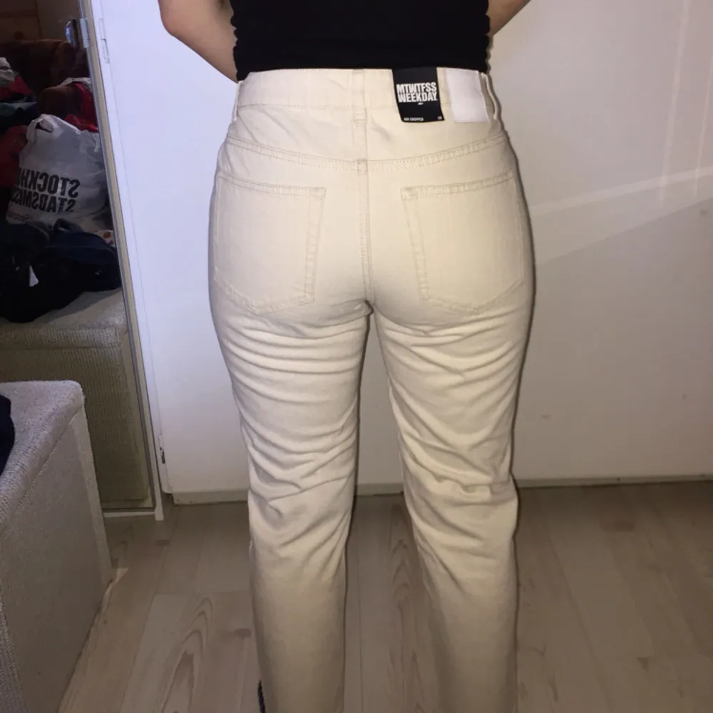 Snygga jeans från Weekday. Beige-vita i strl 28, Passar en M eller S med skärp. Lite kortare än hellånga ben. Aldrig använda!. Jeans & Byxor.