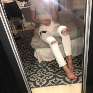  - Vita Esprit jeans. Aldrig använda. Är lite för stora för mig därför självs dom. 