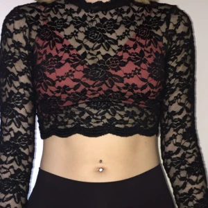  - Långärmad spetsblus från H&M i XS. Fin till både fest och vardag.