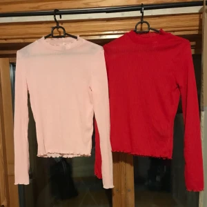  - Ribbad långärmade tröjor ifrån H&M som aldrig är använda ✨  Båda för 60kr💵  Kan skickas men köparen står för frakt som blir 45kr 