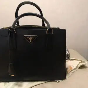Svart Prada saffiano väska i läder. En riktigt elegant lyxig väska. Köpt för 3200kr. Först till kvarn. För mer detaljer skicka ett meddelande. 