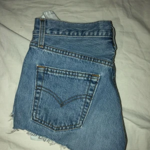  - Ett par Levis shorts som har använts ett par gånger. 