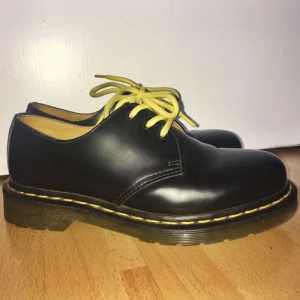  - Låga Martens storlek 37! Mkt sparsamt använda så är i fint skick. Innersulor saknas tyvärr, uppätna av min hund 🐶😬