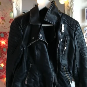  - Säljer en skinnjacka från zara som är i ett fint skick. Det är storlek large men den är liten i storleken så att en medium eventuellt small passar i den. Köparen står för frakten😊 