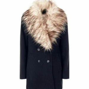  - Jättefint kappa med fuskpäls i storlek 34 från Newlook.  Helt oanvänd . Säljs pga fel storlek. Ord: 699kr Mitt pris: 450. Köpare får stå för fraktkostnad :)