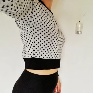  - Kort tröja från Monki. Jättemjukt material och lagom tjock, går bra att ha för sig själv och en tunn tröja under om man vill! Kortare är de flesta midjetröjor så är assnygg till riktigt höga midjor! 