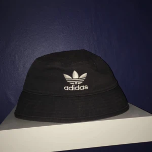  - Äkta buckethat från Adidas 💫💫 köparen betalar frakt/möts upp i jkpg obs betalas via swish!