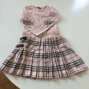  - Kjol plus bomullströja från burberry. 