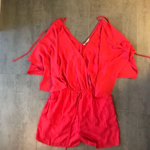  - Playsuit från GinaTricot. Superfin färg nu till sommaren! 200 inkl frakt