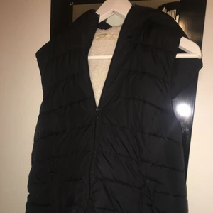  - Hollister väst storlek L men den är liten i storleken så den sitter som en M