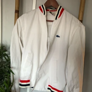  - fake Lacoste-jacka, köpt här men den var för liten