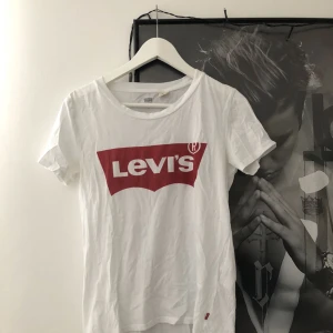  - Vit Levis tisha, fin och i fint skick men används alltför sällan tyvärr.. 🌸 + 38 kr frakt!! 50% GÅR TILL VÄLGÖRENHET!! 🌵 Tar endast swish ‼️