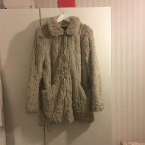  - Pälsjacka från Vila. Använd fåtal gånger, nyskick.