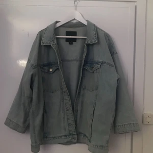  - Ljusblå Jeansjacka, använd ca 4 gånger.   Betalning sker genom Swish och köparen står för eventuell fraktkostnad 