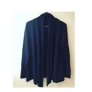  - En mörkblå väldigt skön tröja. Har funnits ett band i midjan men går nog att ersättas med ett annat om man vill. Jag har använt utan band i midjan. 