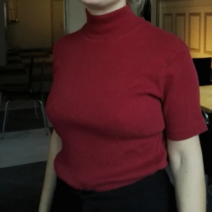  - Inklusive frakt. Jättefin och superskön polotröja med kortare ärmar! Lite längre modell men funkar asbra att ha instoppad i byxor tex.