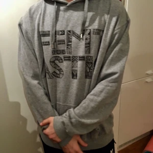  - Kollektivet Femtastics första hoodie! 🙂 xl för män, så den är stor! Frakt tillkommer ☀️