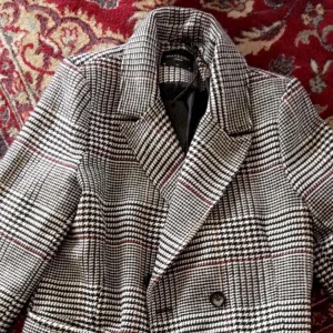  - Min drömkappa från Prettylittlething.com, säljer för att den är för stor för mig och frakten för retur var nästan lika dyr som plagget. Aldrig använd, lapp sitter kvar. Köpt för 600kr