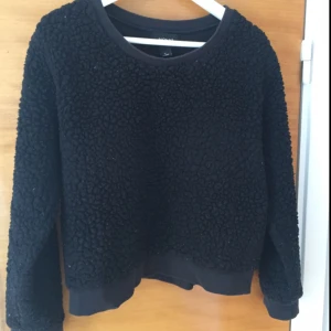  - Fin varm, svart tröja från Monki i fårpäls-imitation! Den är något nopprig därför säljer jag den billigt! Möts helst upp annars får du betala frakten!  :)
