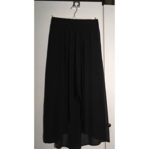  - Svart långkjol till sommaren!  See-through tyg som rör sig fint och en kort kjol under.