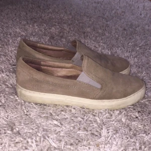  - Ett par skor från dasia, köpt på scorett. Färgen beige