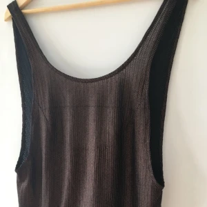  - Aldrig använd. Linne från stylebytyra urringad i ryggen. Bronsfärgad. (Frakt tillkommer om du ej kommer och hämtar) 