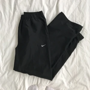  - Trackbyxor med resår i midjan och de går även att dra åt nere vid anklarna, frakt tillkommer ☄️