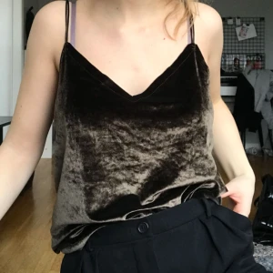  - Sammetlinne från Pull&bear. Aldrig använd.  Möts upp i Stockholm annars tillkommer frakt! 