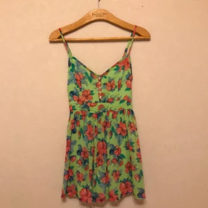  - Grön kort klänning med rosa blommor från Hollister, XS. Inköpt i Stockholm för 600kr, men har tyvärr blivit för liten. Väldigt somrig! Säljes för 100kr, frakt tillkommer.
