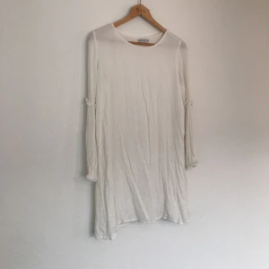  - OANVÄND vit blusklänning 